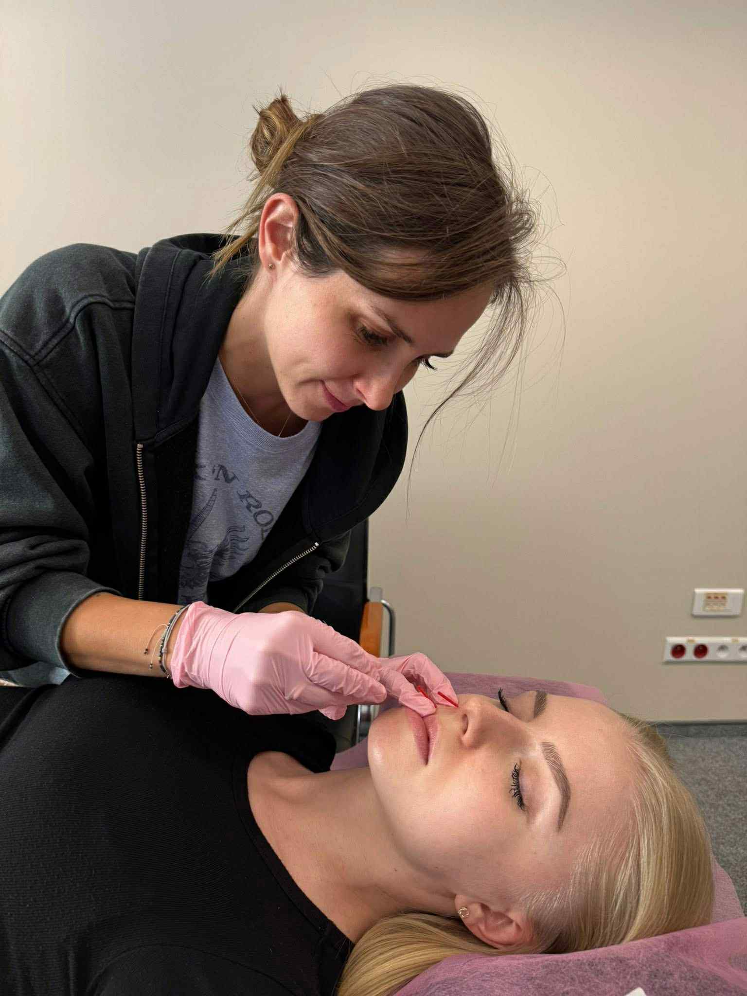 Igłoterapia, wbijanie igieł w twarz, igłoterpia estetyczna